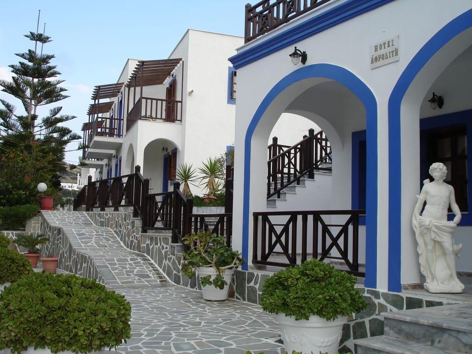 Facade/entrance, Area and facilities