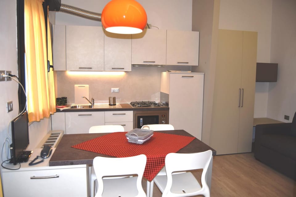 Kitchen or kitchenette, Dining area