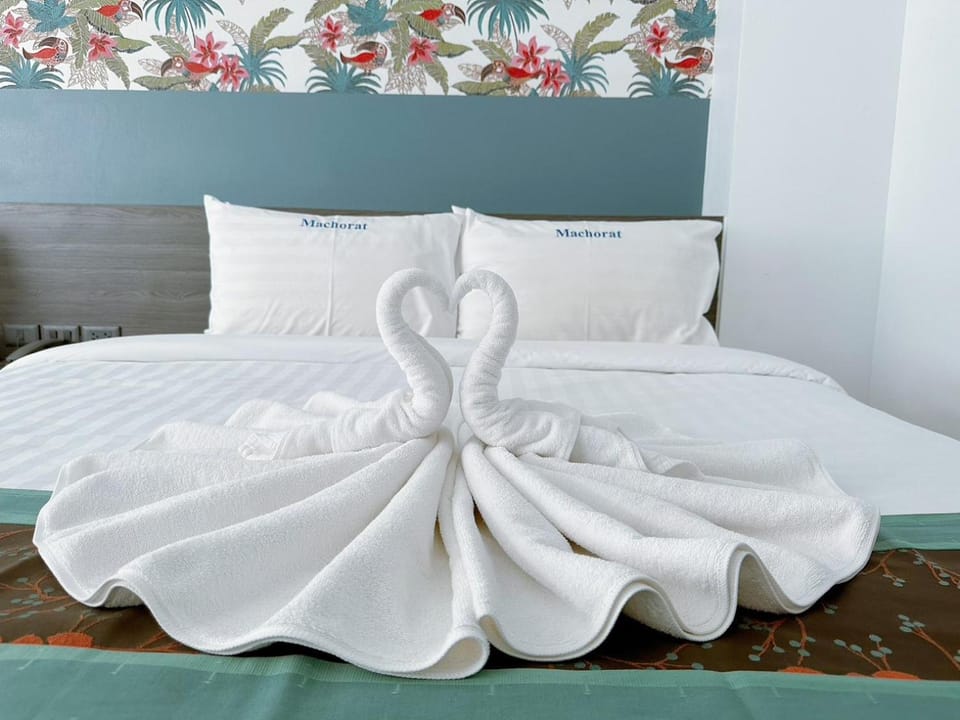 Bed, towels