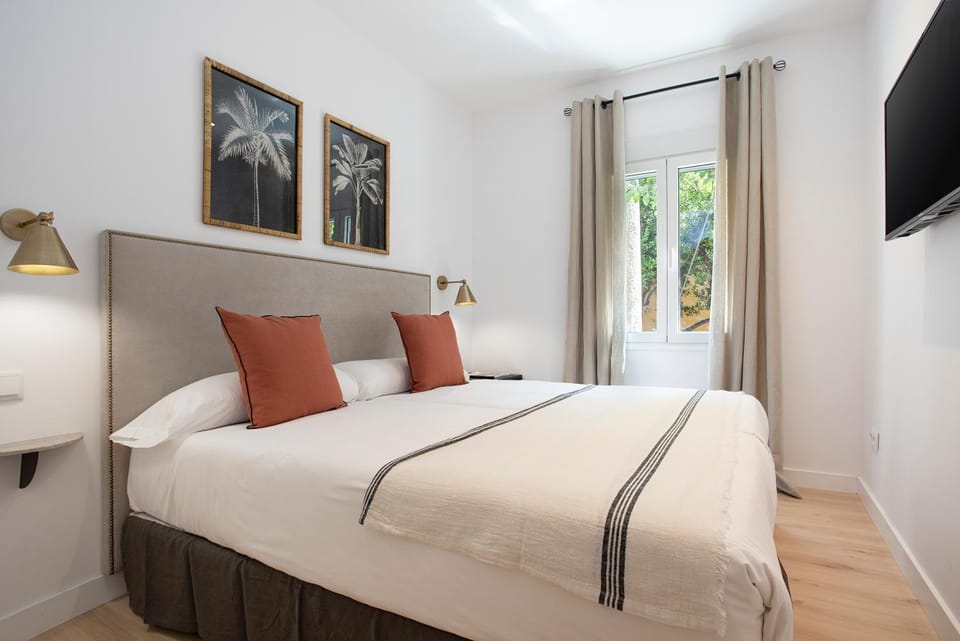 Photo of the whole room, Bedroom
