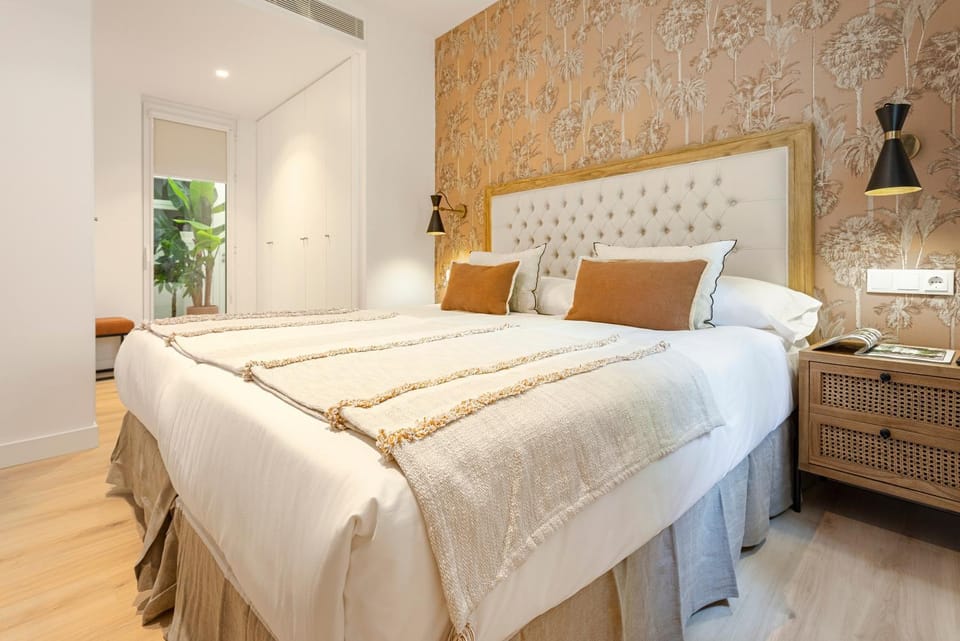 Photo of the whole room, Bedroom