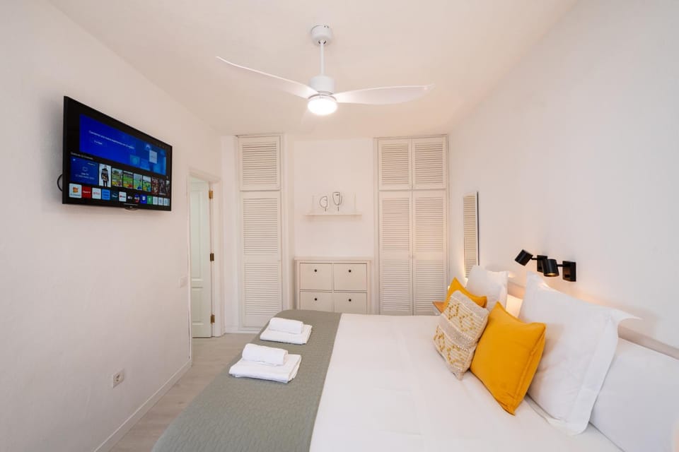 Bed, TV and multimedia, Photo of the whole room, towels