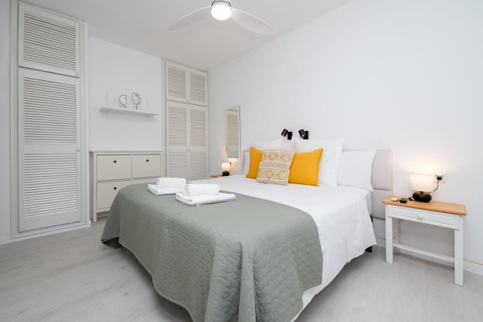 Bed, Photo of the whole room, towels, wardrobe