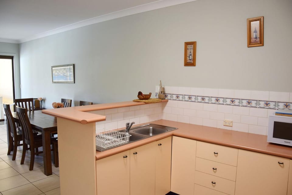 Paragon Apartment 6 - Bring your own linen. Apartment in South West Rocks