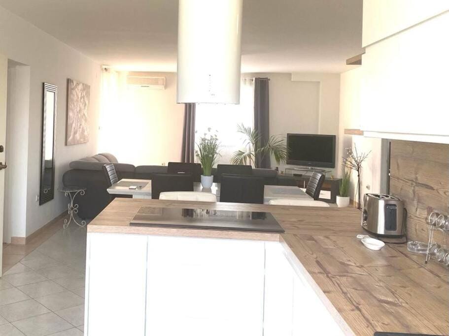 TV and multimedia, Kitchen or kitchenette, Living room, Seating area, Dining area, Evening entertainment