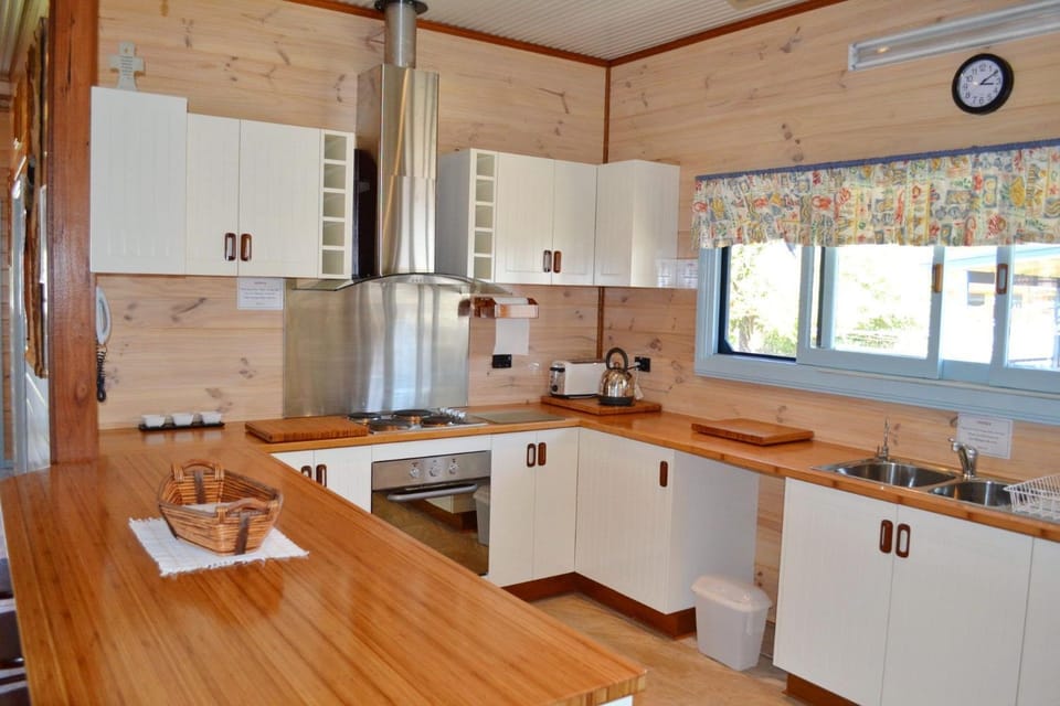 Mistys Beachside Cottage - Bring your own linen. House in South West Rocks