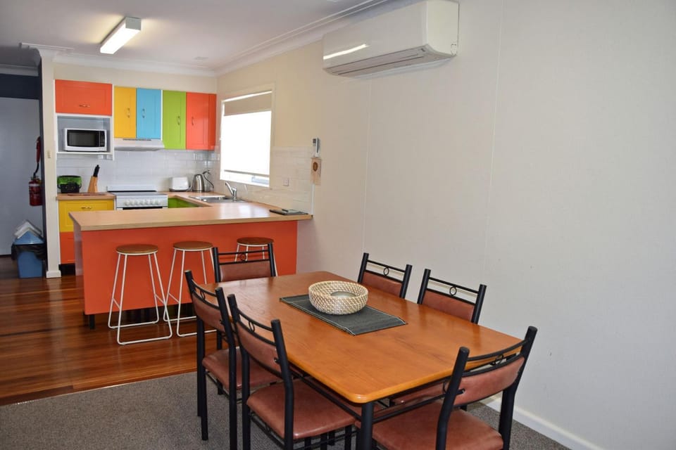 Mariner 16 Flat 2 - Bring your own linen. Apartment in South West Rocks