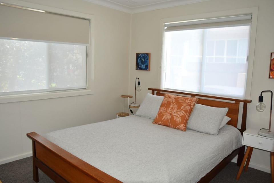 Mariner 16 Flat 2 - Bring your own linen. Apartment in South West Rocks