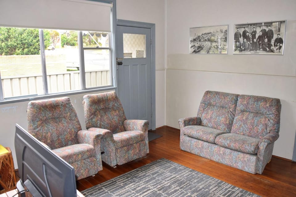 Sunshine Cottage - Bring your own linen. House in South West Rocks