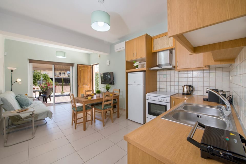 Kitchen or kitchenette, Dining area, stove