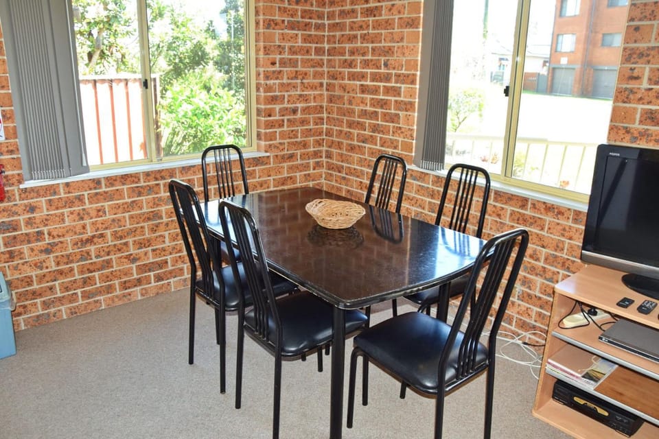 Ocean Breeze 4 - Bring your own linen. Apartment in South West Rocks