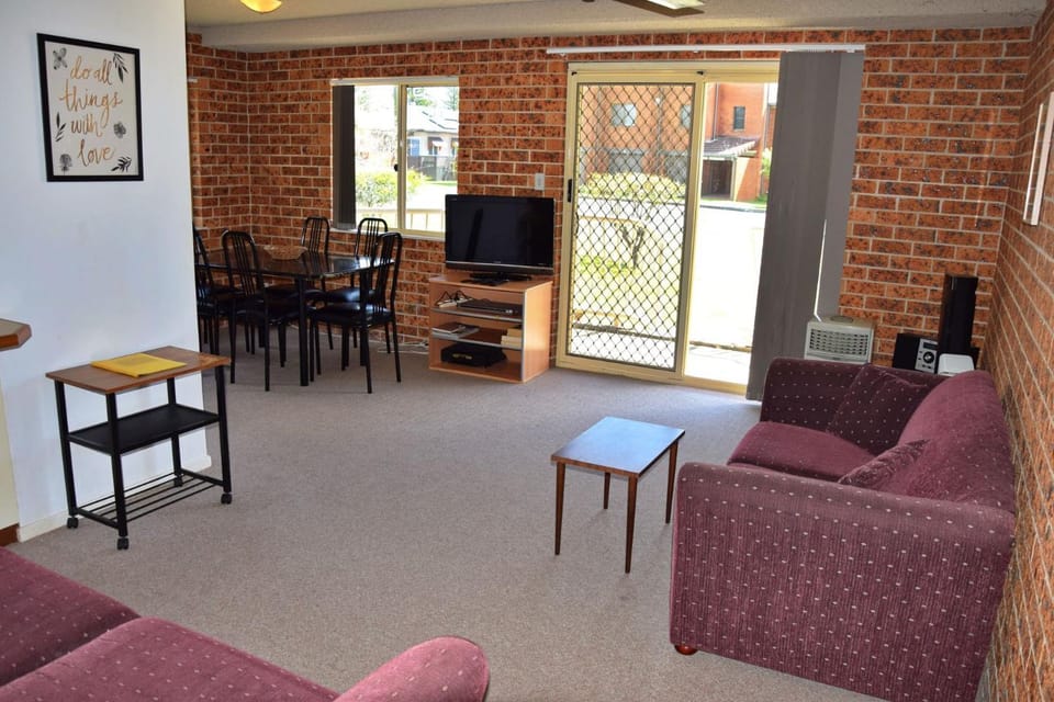 Ocean Breeze 4 - Bring your own linen. Apartment in South West Rocks