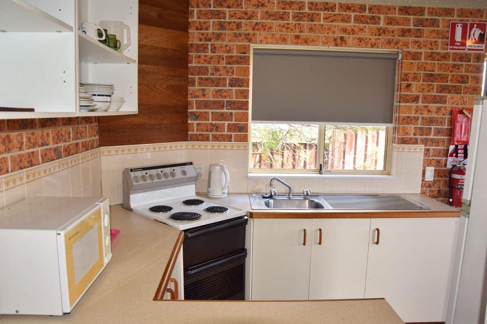 Ocean Breeze 4 - Bring your own linen. Apartment in South West Rocks