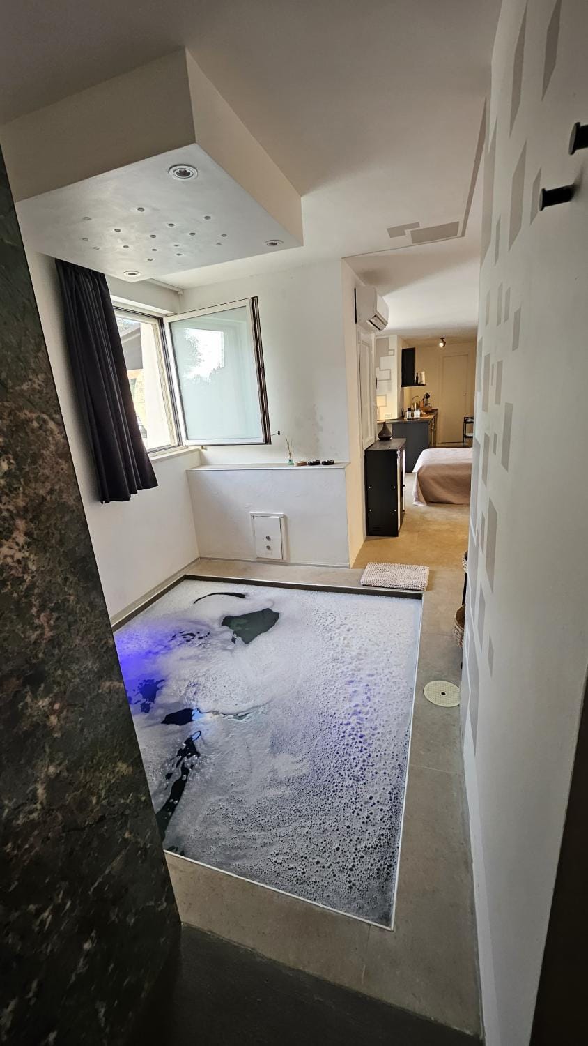 Shower, Swimming pool, Bath