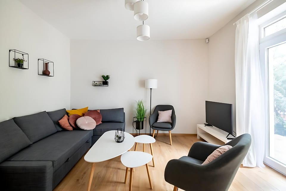 TV and multimedia, Living room, Seating area, Evening entertainment