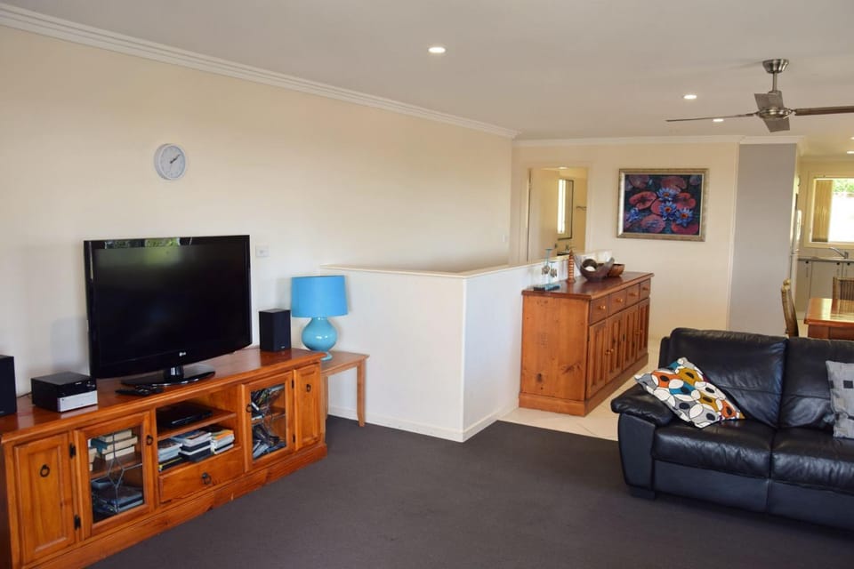 Salty Kisses - Bring your own linen. House in South West Rocks