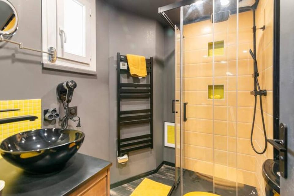 Black & y'hello T2 : WIFI/PARKING/ 5' centre-ville Apartment in Angoulême