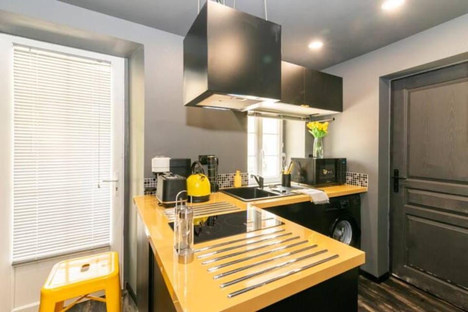 Black & y'hello T2 : WIFI/PARKING/ 5' centre-ville Apartment in Angoulême