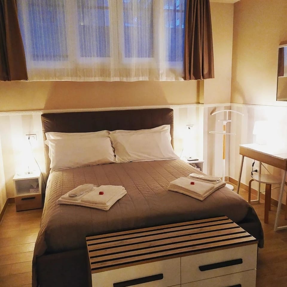 Bed, Photo of the whole room, Bedroom, hair dresser, towels