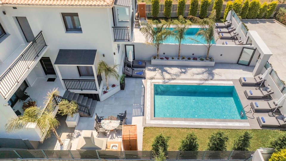 Property building, Day, Bird's eye view, Swimming pool, sunbed