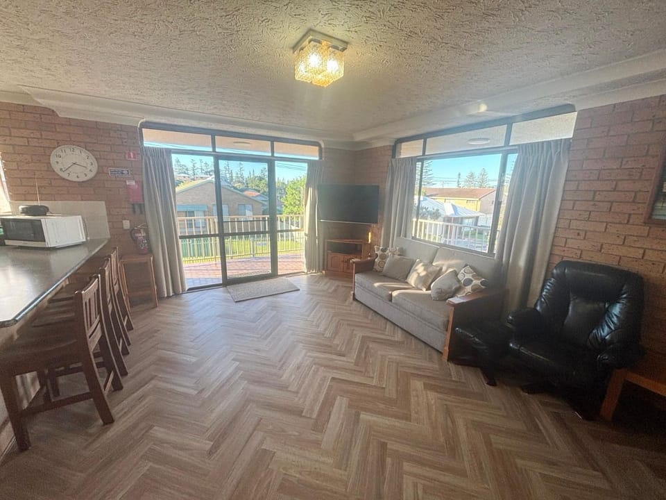 Seacrest Unit 1 - Bring your own linen. Apartment in South West Rocks
