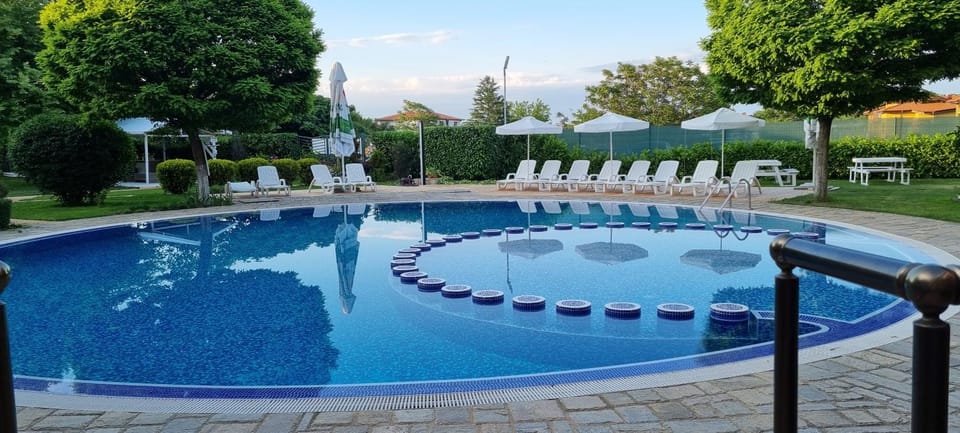 Garden, Garden view, Pool view, Swimming pool, sunbed