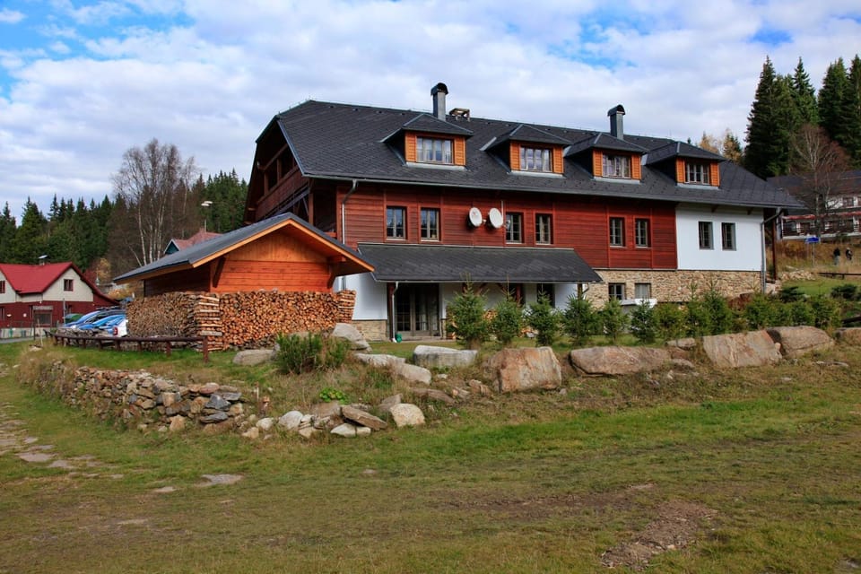 Facade/entrance, Spring, Off site