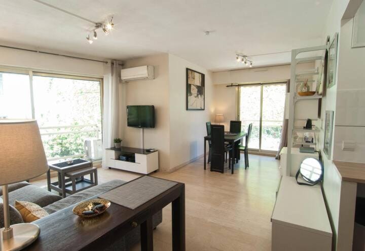 Elegant Apt w/2 Terraces/Mins to Beach & Shops Apartment in Antibes