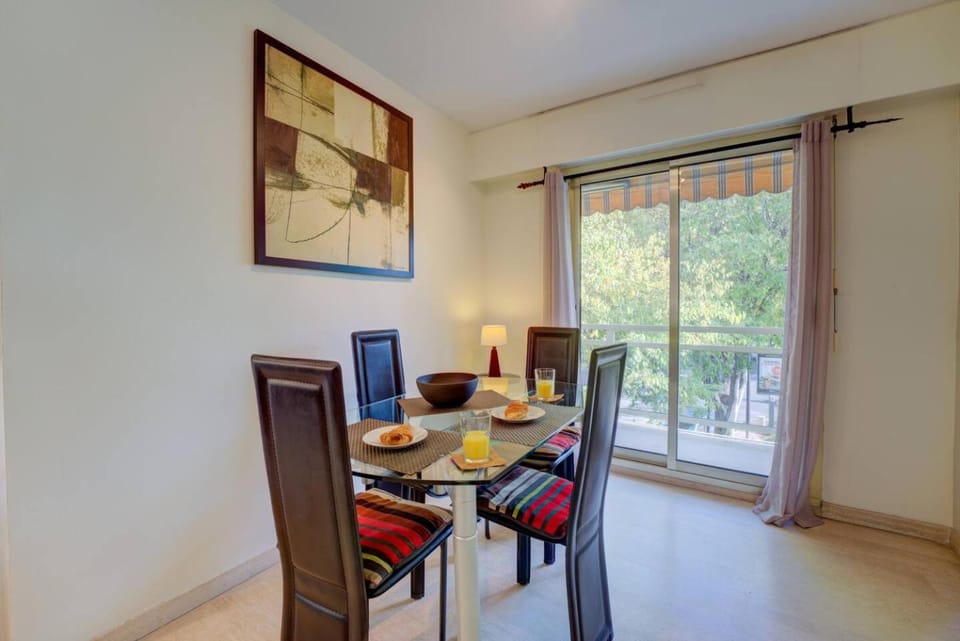 Elegant Apt w/2 Terraces/Mins to Beach & Shops Apartment in Antibes