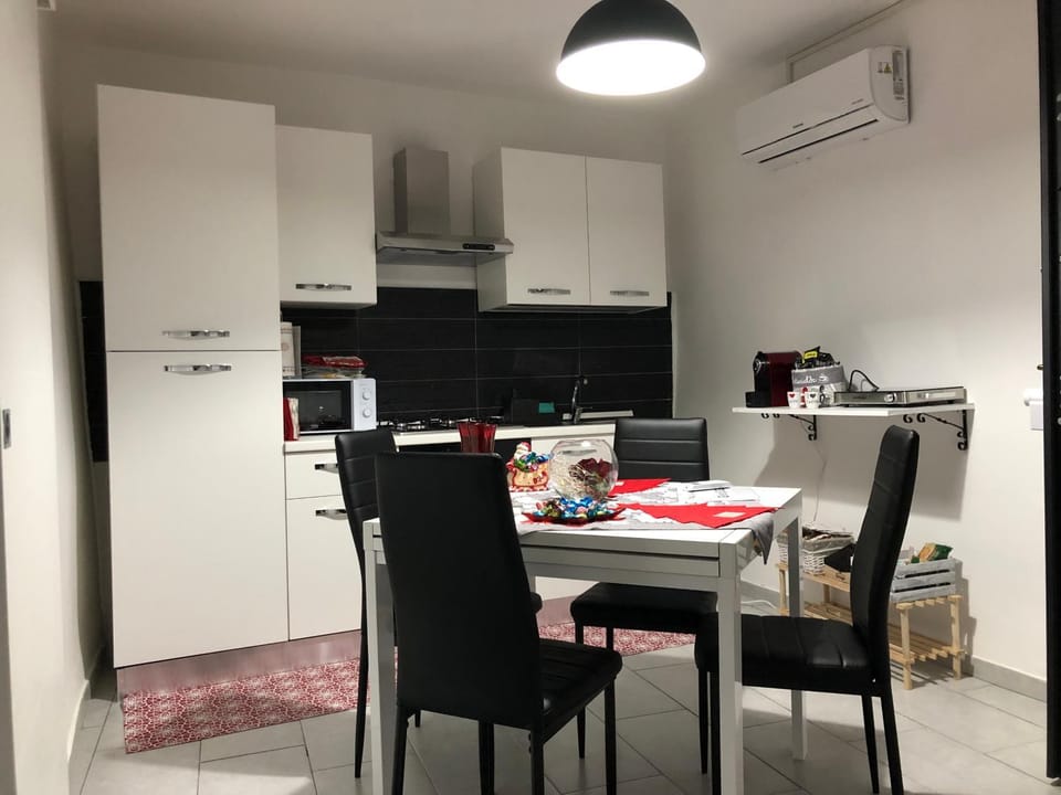 Kitchen or kitchenette, Dining area, minibar