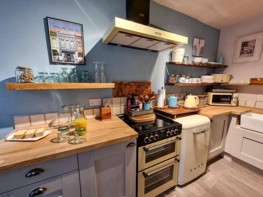 Stunning Luxury Vintage Duplex with Parking House in Prestwich