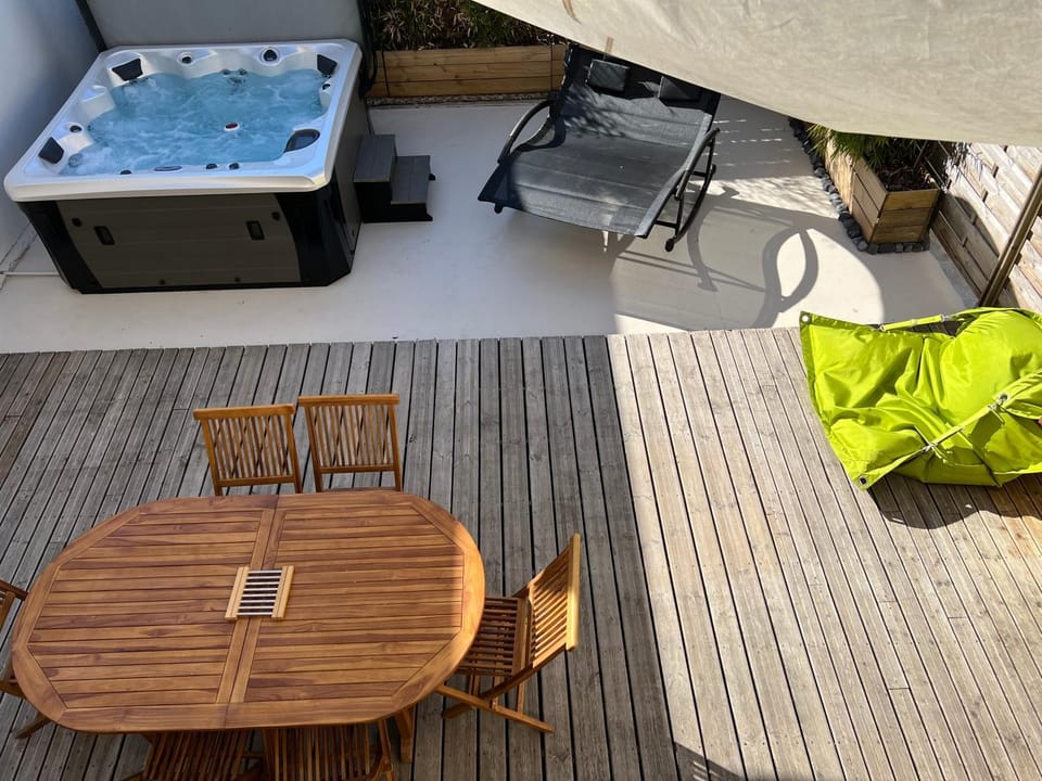 Patio, Solarium, Inner courtyard view, locker
