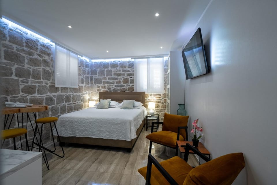 Bed, TV and multimedia, Living room, Seating area