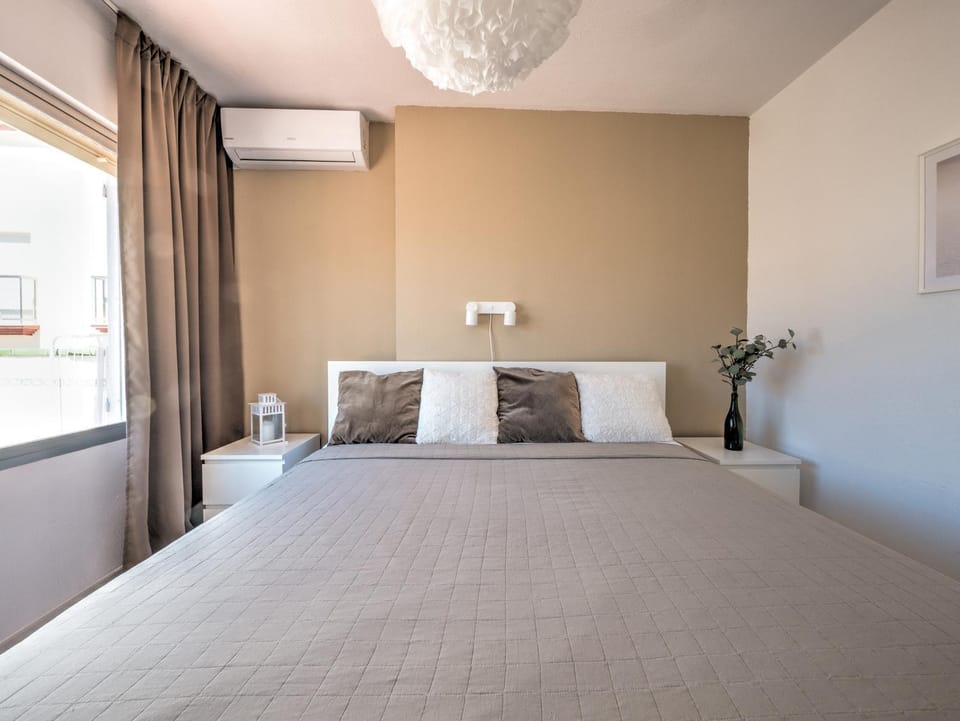 Photo of the whole room, Bedroom, air conditioner