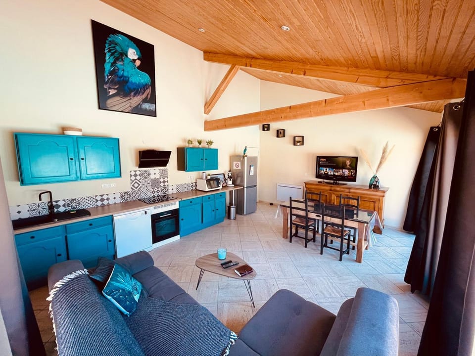 TV and multimedia, Living room, Seating area, Dining area, dishwasher, minibar, pet friendly, stove, kitchen