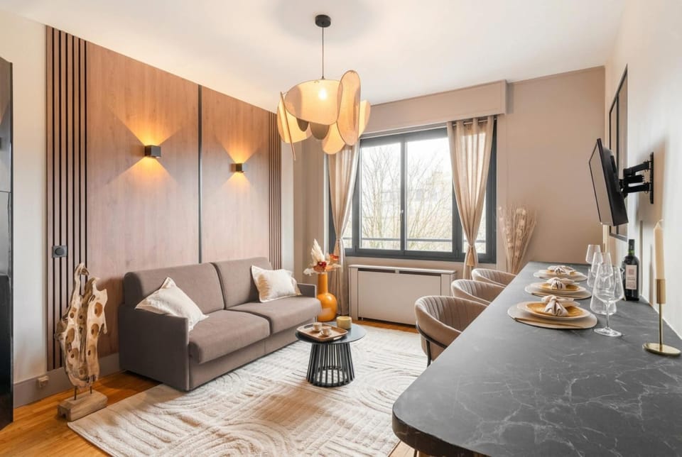Bed, TV and multimedia, Living room, Photo of the whole room, Seating area, Bedroom