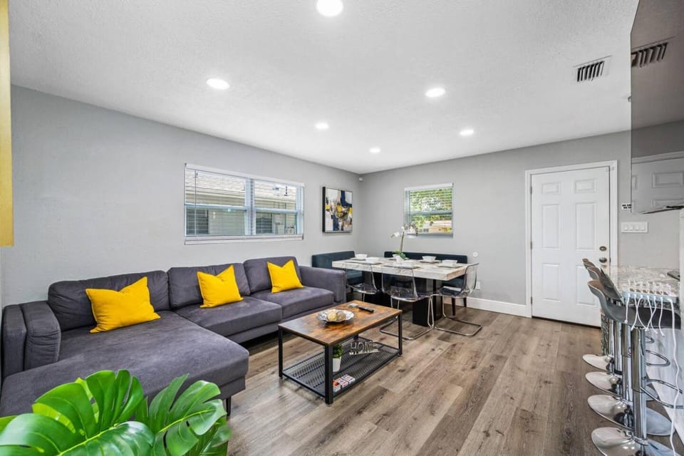 Contemporary & Fully Updated Heated Pool Home House in Tampa