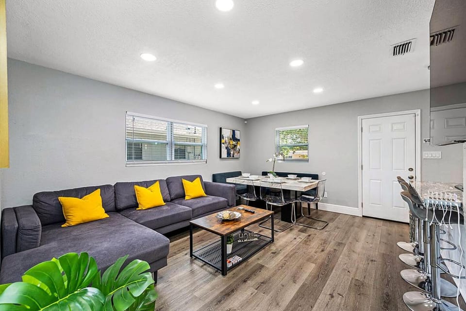 Heated Pool, 5 Min to Busch Gardens 3BR Sleeps 6, Sunlit Pool Haven House in Tampa