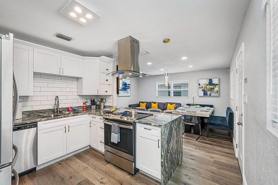 Heated Pool, 5 Min to Busch Gardens 3BR Sleeps 6, Sunlit Pool Haven House in Tampa