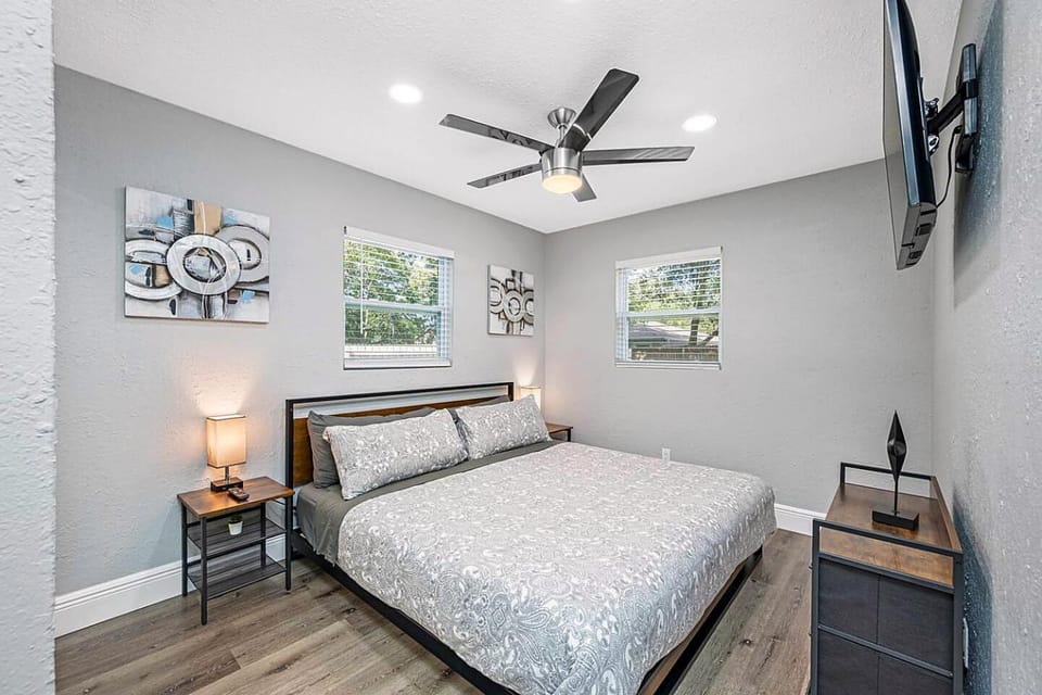Heated Pool, 5 Min to Busch Gardens 3BR Sleeps 6, Sunlit Pool Haven House in Tampa