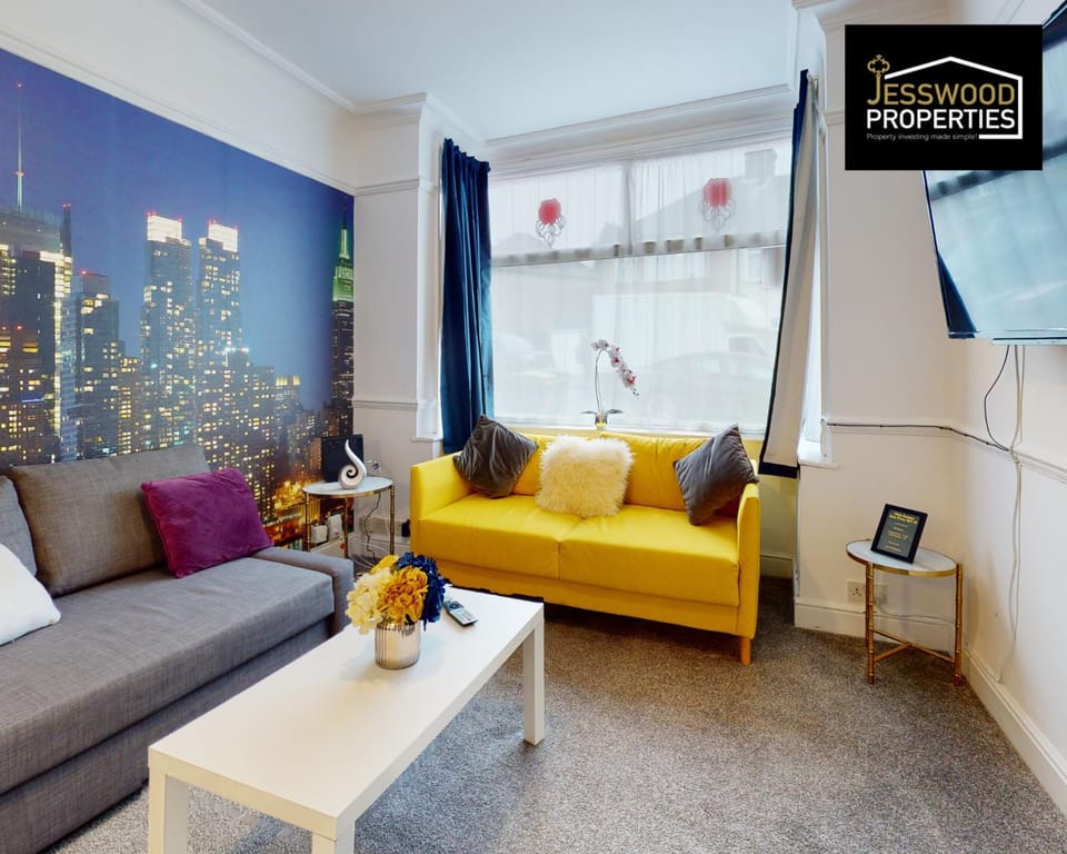 Communal lounge/ TV room, TV and multimedia, Living room, Seating area, Evening entertainment