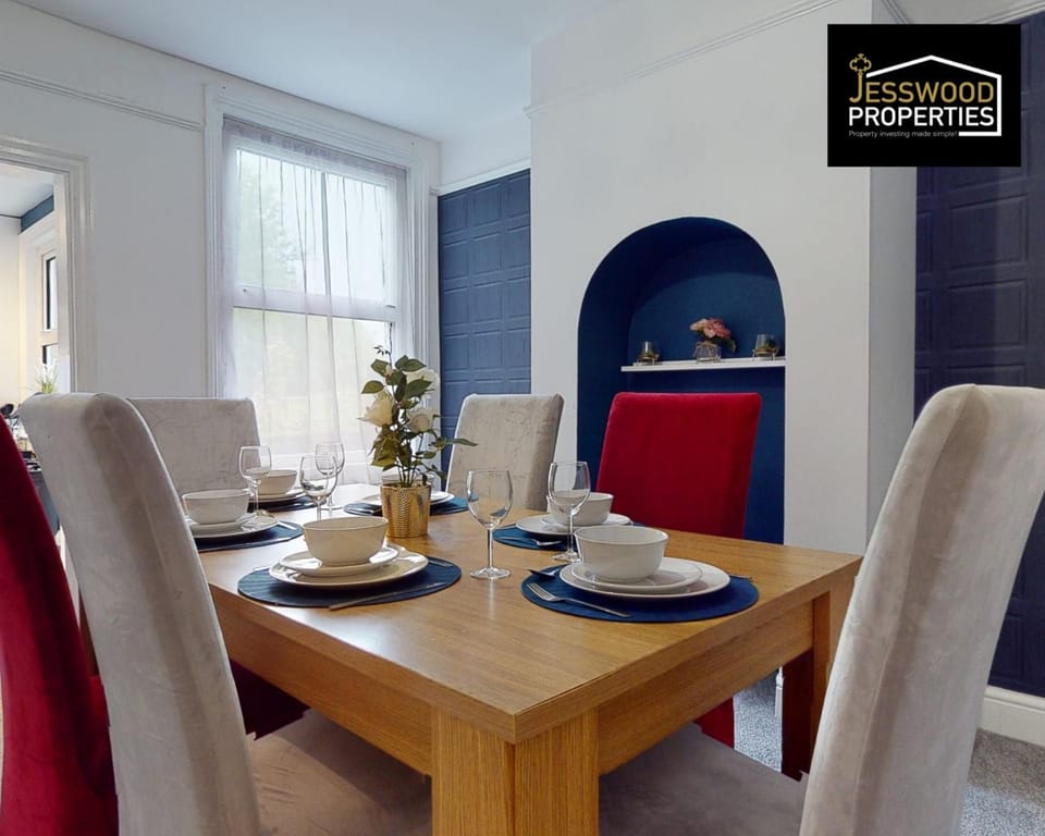 Coffee/tea facilities, Kitchen or kitchenette, Living room, Seating area, Dining area