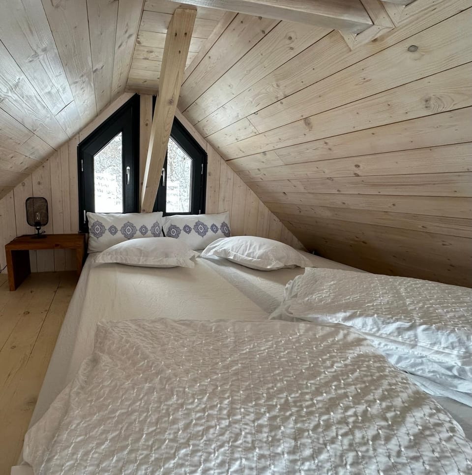 Bramble Tiny House Chalet in Brașov County