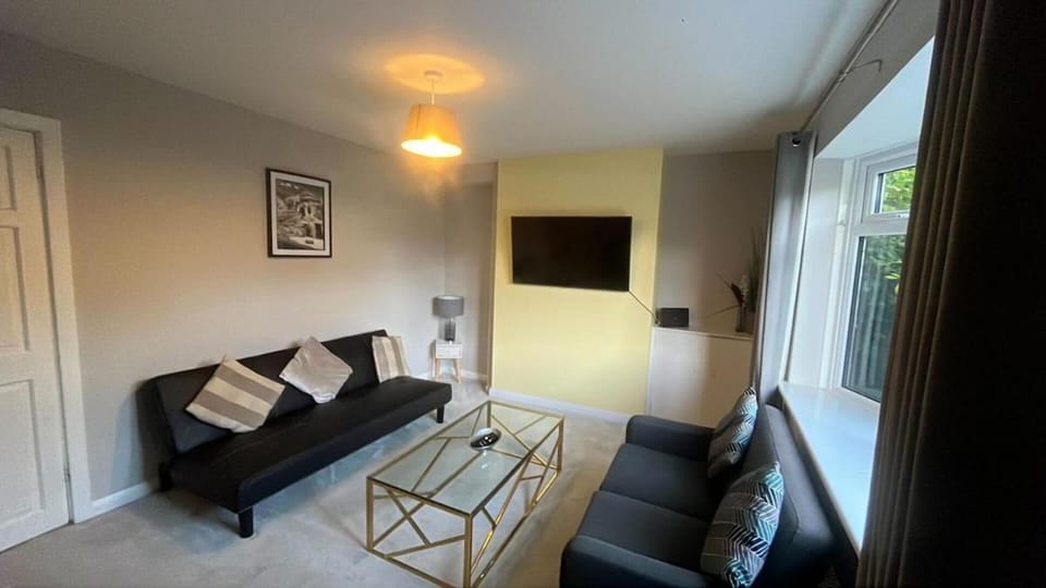 Alderton House - Spacious 3 Bed with Parking Bed and Breakfast in Nottingham