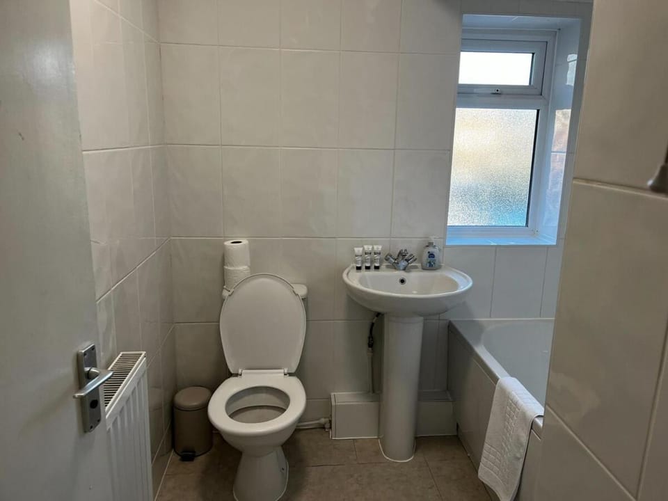 Alderton House - Spacious 3 Bed with Parking Bed and Breakfast in Nottingham