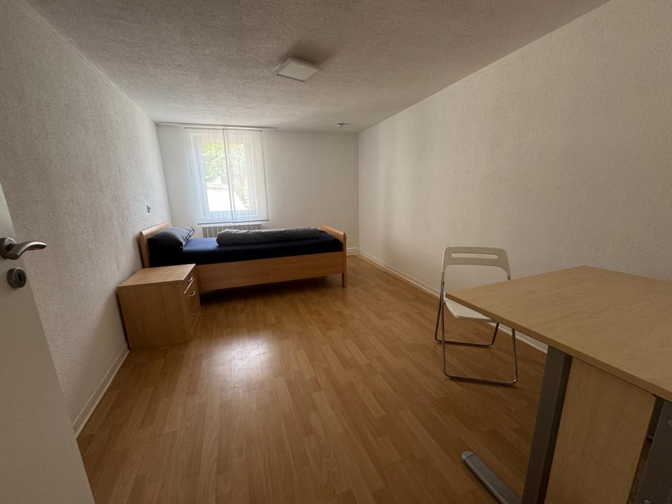 Gästehaus mit 5 separaten Schlafzimmern für 8 Personen , 24 h check in Apartment in Aalen