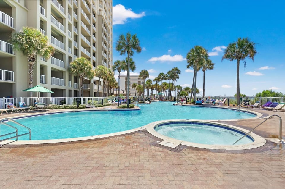 Property building, Day, Natural landscape, Hot Tub, Balcony/Terrace, Pool view, Swimming pool, sunbed