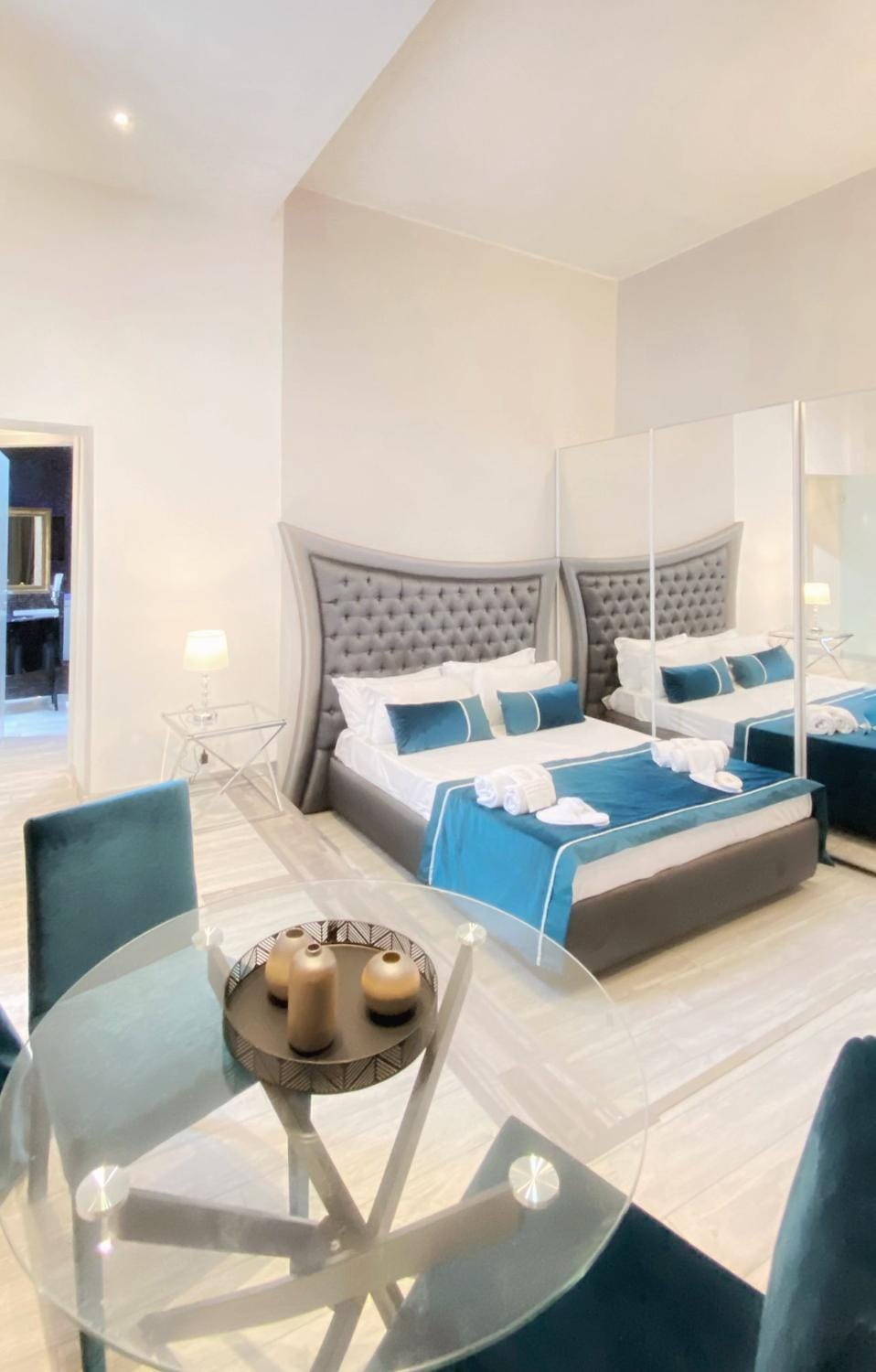 Bed, TV and multimedia, Photo of the whole room, Seating area, Bedroom