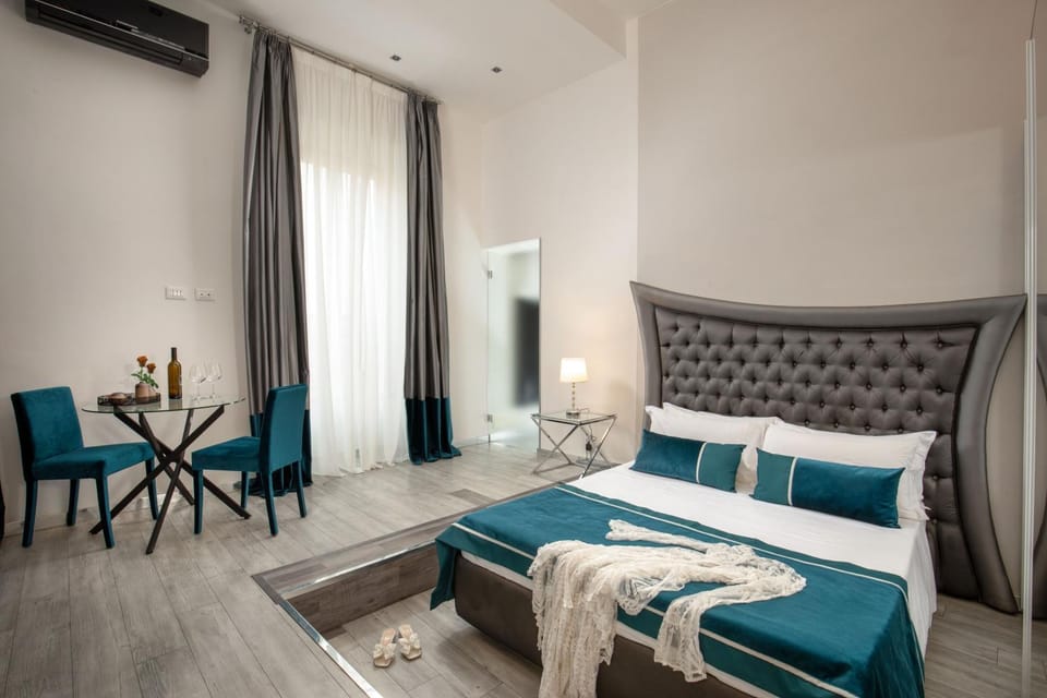 Bed, Photo of the whole room, Seating area, air conditioner