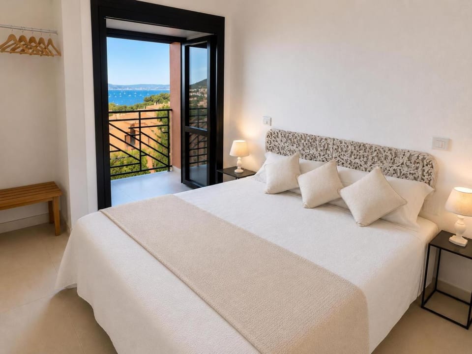 Bed, View (from property/room), Balcony/Terrace, Photo of the whole room, Bedroom, Sea view